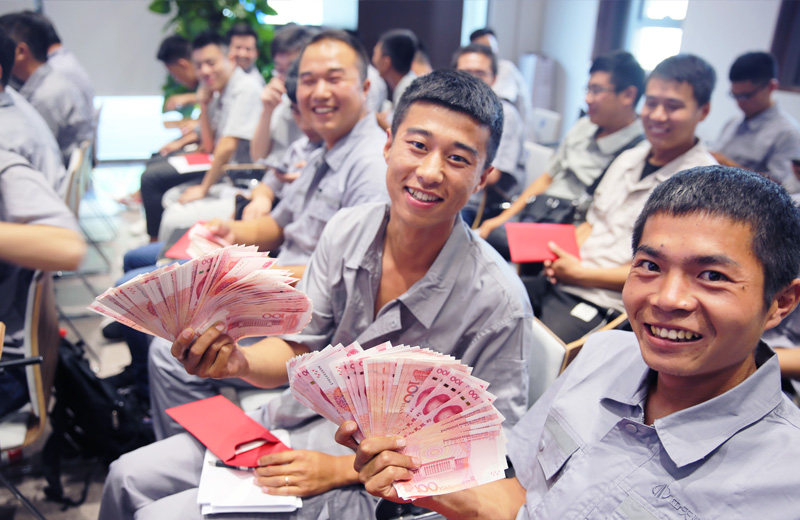 2019年8月9日，中天北京集团直补发放，员工们难掩幸福之情。
