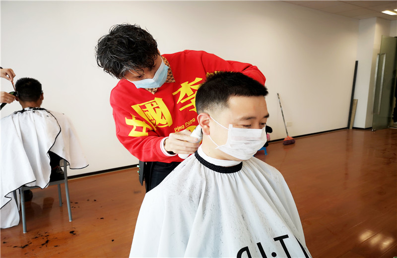 2020年2月21日，由于受疫情影响中天八建特与专业造型公司联系，出资聘请三名优秀的“Tony”老师上门为员工免费理发，暖心之举得到了员工的赞誉。