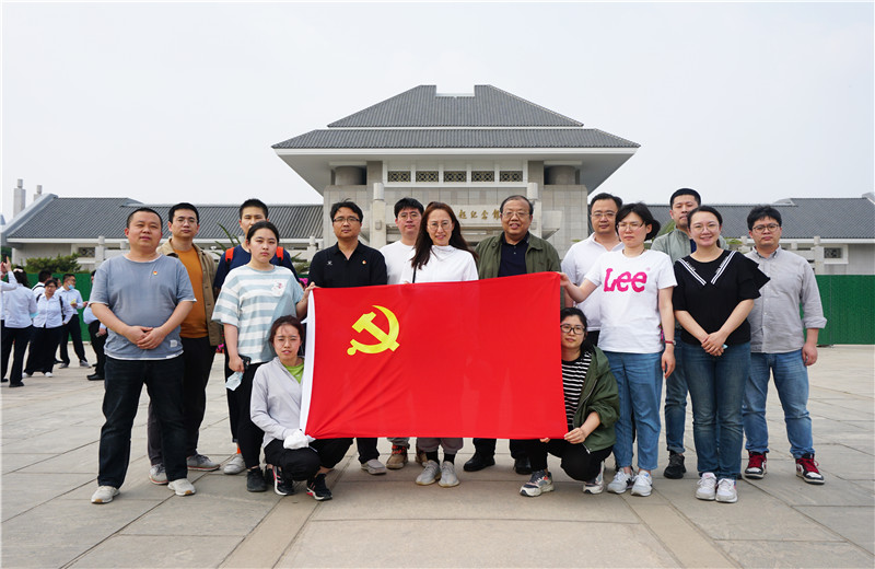 2021年5月20日下午，天怡设计开展“迎接建党百年华诞”主题活动，组织企业党员参观周恩来邓颖超纪念馆。