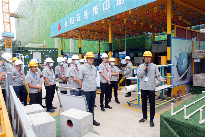 2021年9月29日，中天九建承办的以“深入实施质量提升行动 大力推进质量强国建设”为主题的郑州市2021年质量月工程质量提升推进现场会在建业梅苑项目召开。