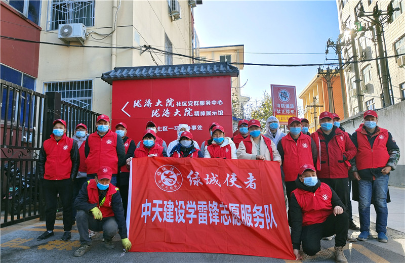 2021年12月1日，中天九建项目部的志愿者走进“感动中国”陇海大院社区，聆听邻里大爱的故事，开展“绿城使者—小红象·健康行”全城消杀志愿服务活动。