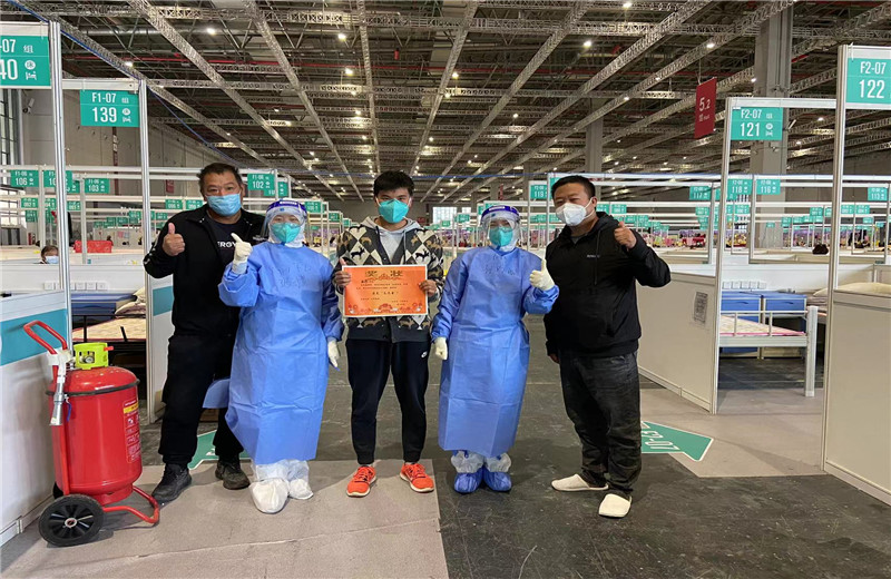 中天三建外高桥项目部生产经理程伟、生产经理王应群、栋号长刘江，因吃苦耐劳、任劳任怨，被“四叶草”方舱医院评为“最美志愿者”。